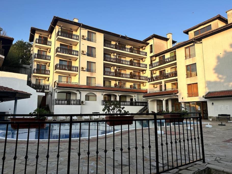 Spacious Fully Furnished Studio In Kavarna Apart Hotel Eksteriør bilde