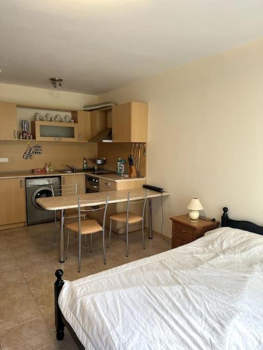 Spacious Fully Furnished Studio In Kavarna Apart Hotel Eksteriør bilde